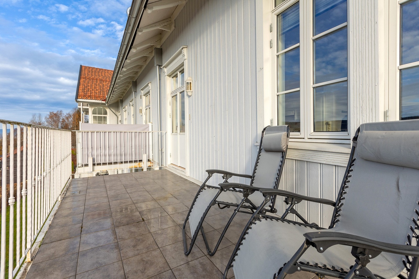 Sydvendt uteplass - Lun og solrik balkong med gode solforhold og nydelig utsyn mot Mjøsa og åsene. Galleribilde