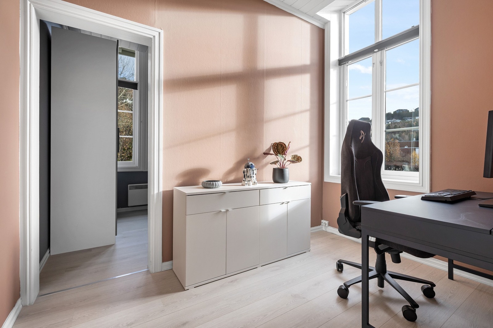 Lyst kontor eller ekstra soverom - Rommet har store vinduer som slipper inn rikelig dagslys og gir et behagelig arbeidsmiljø. Galleribilde