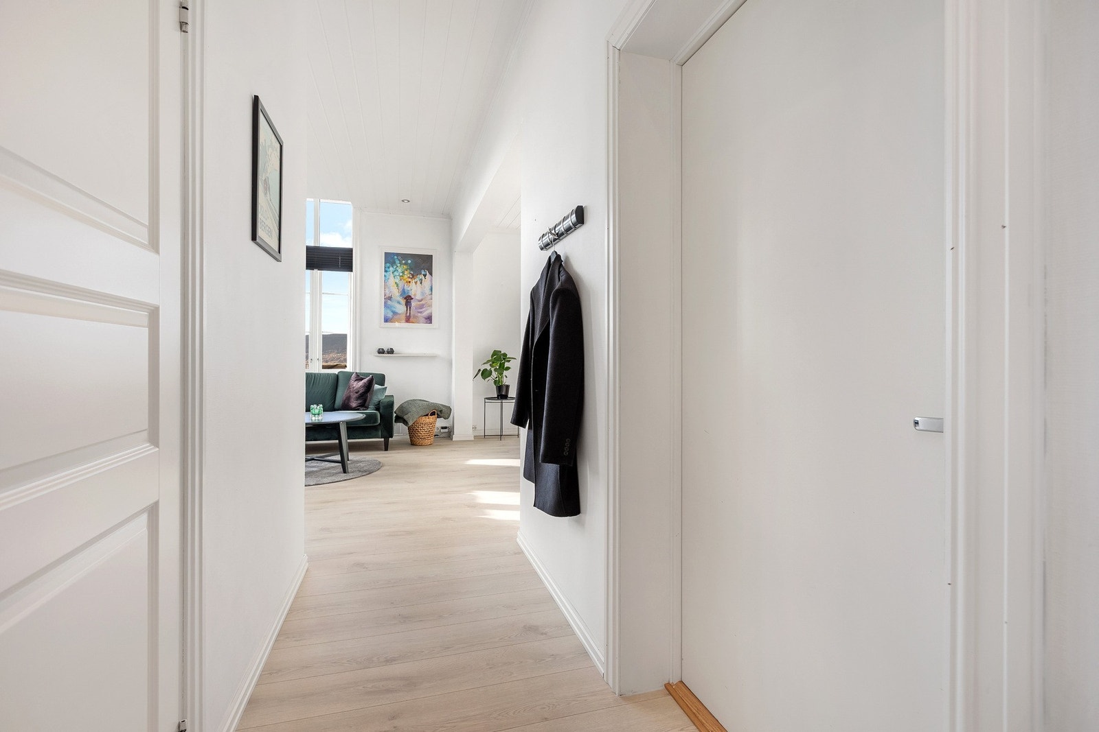 Velkommen inn - entre med innsyn mot stuedelen. Galleribilde