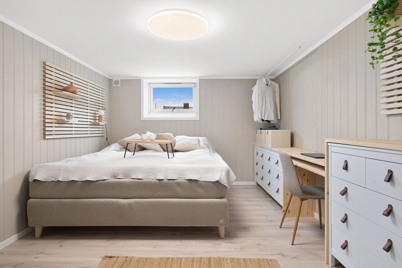 Soverom av god størrelse. Det er satt inn nytt vindu mot sør etter første fotografering. Galleribilde