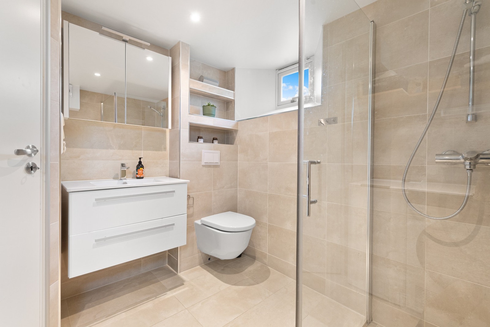 Pent flislagt bad Galleribilde