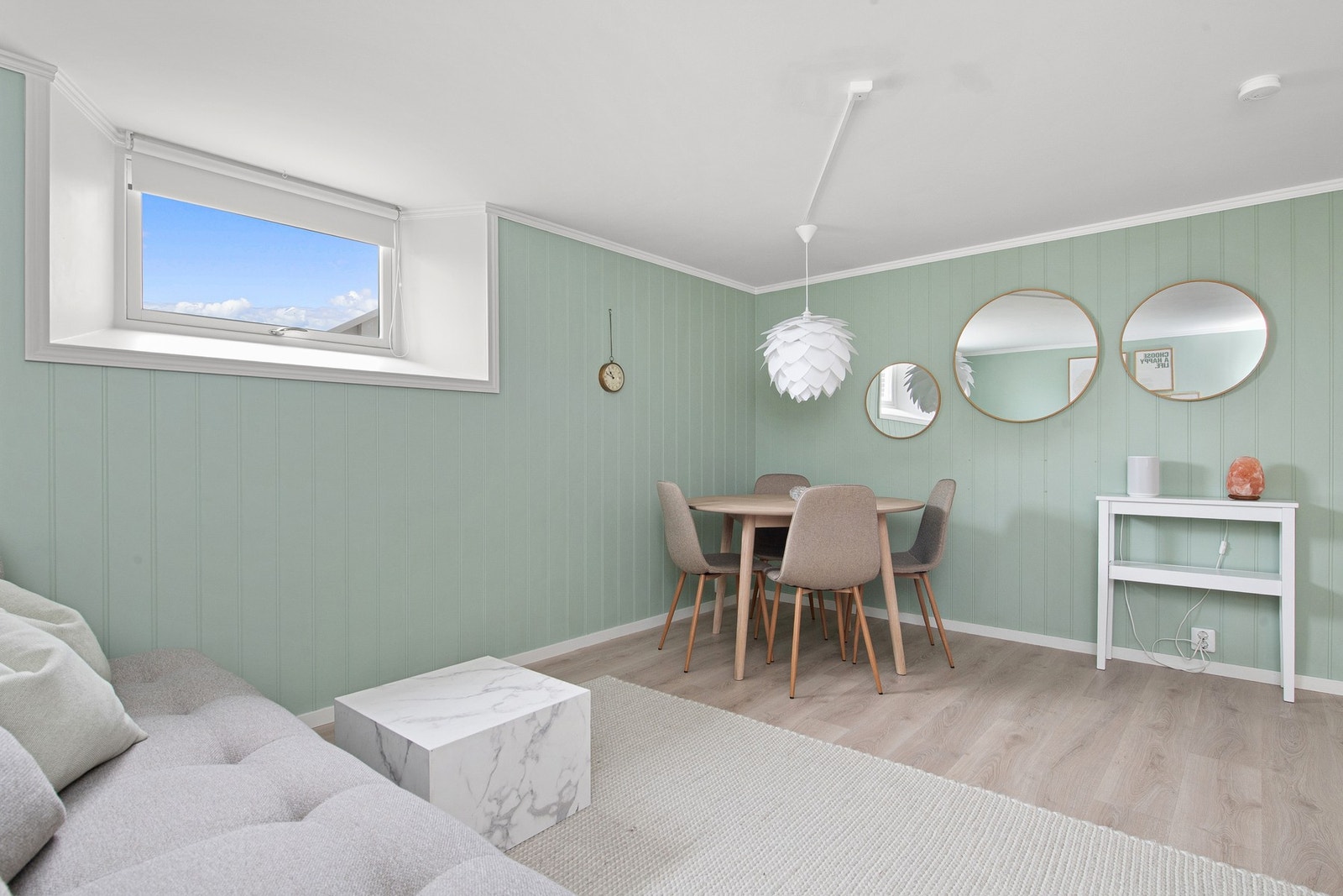 Det er god plass til både sofa og spisegruppe på stua Galleribilde