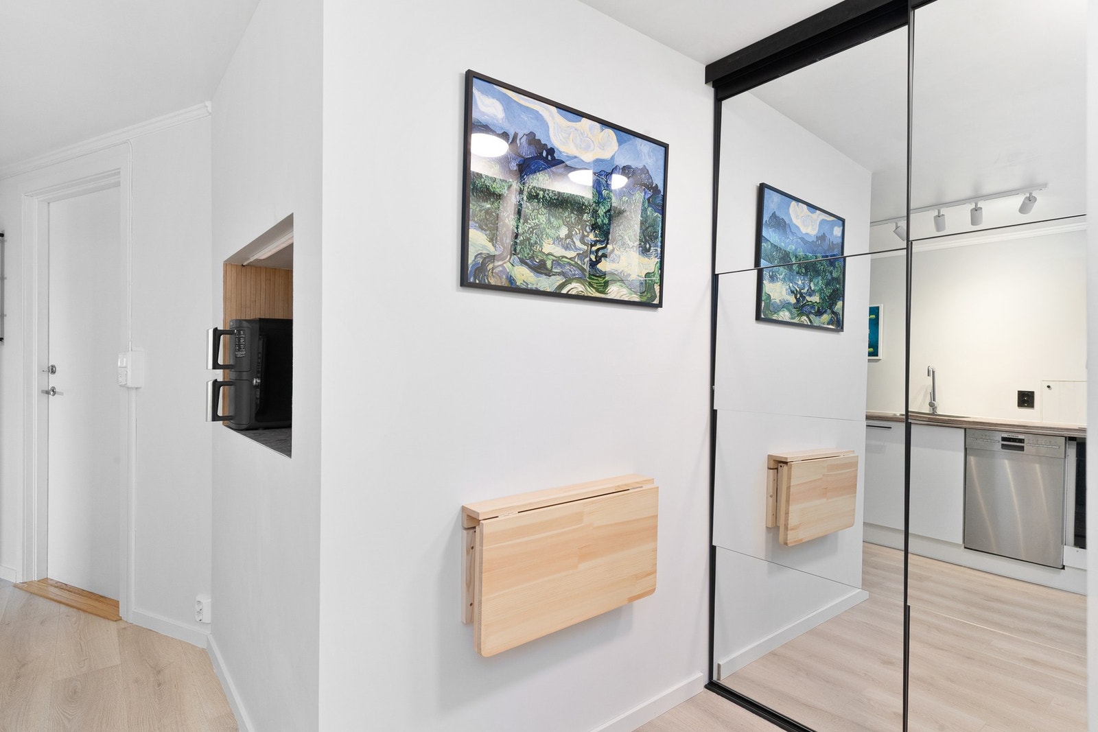 Skyvedørsgarderoben med speilfronter for skjuling av varmtvannstank og noe lagring Galleribilde