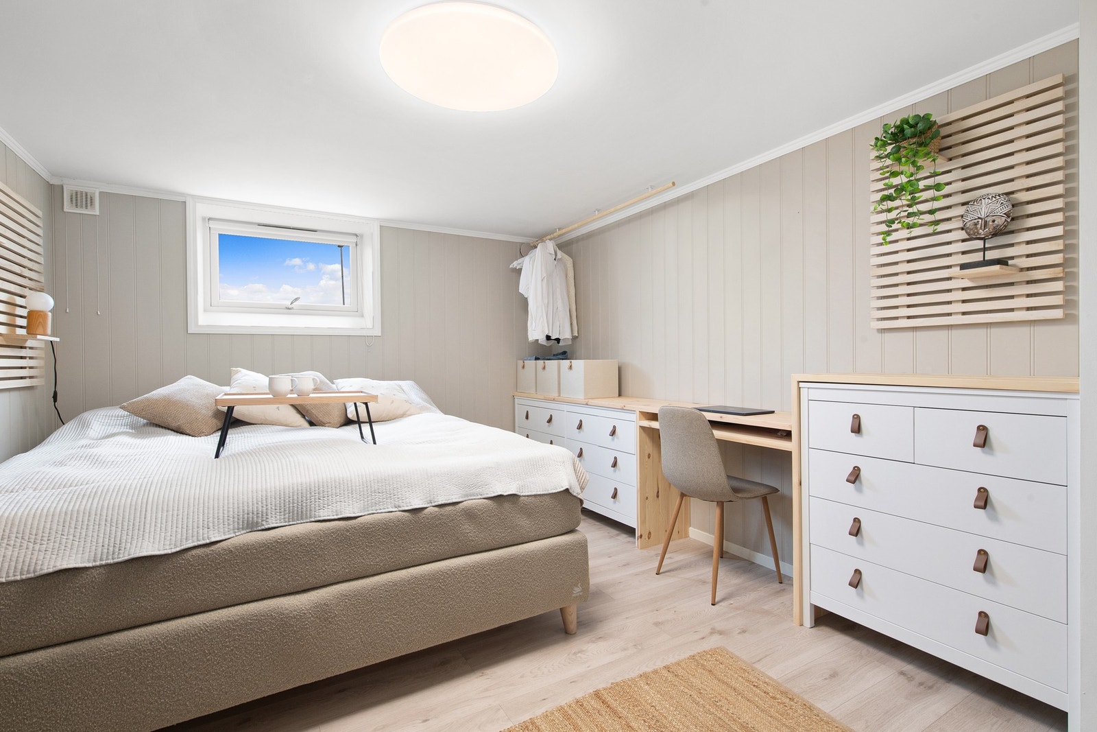 Soverom av god størrelse. Det er satt inn nytt vindu mot sør etter første fotografering. Galleribilde