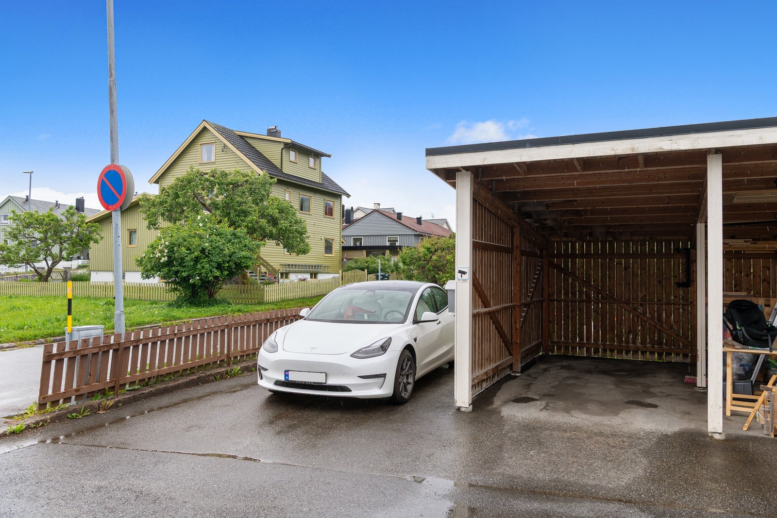 Det er tilhørende parkering i carport Galleribilde