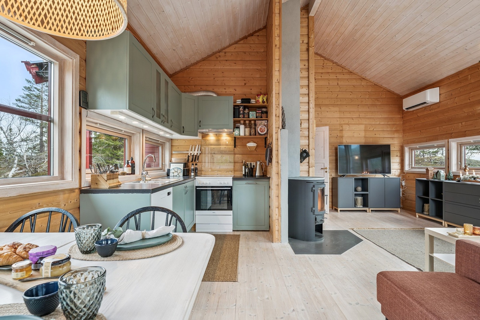 Stue med åpen kjøkkenløsning
og profilert innredning Galleribilde