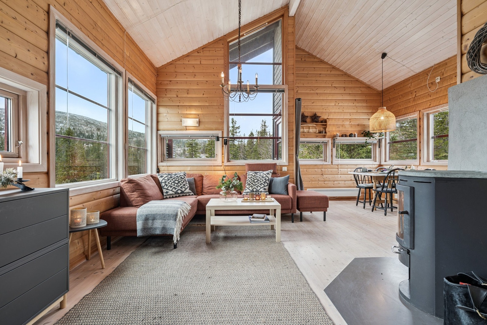 Meget luftig stue med god takhøyde og herlige lysforhold Galleribilde