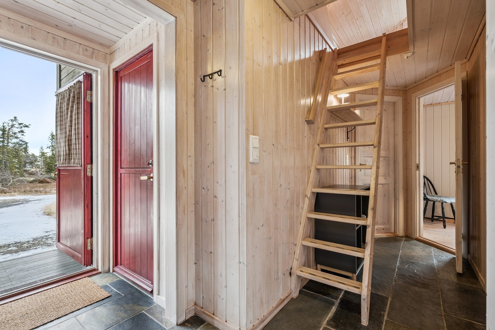 Inngangsparti med gang til soverom, bad samt trapp opp til hems Galleribilde