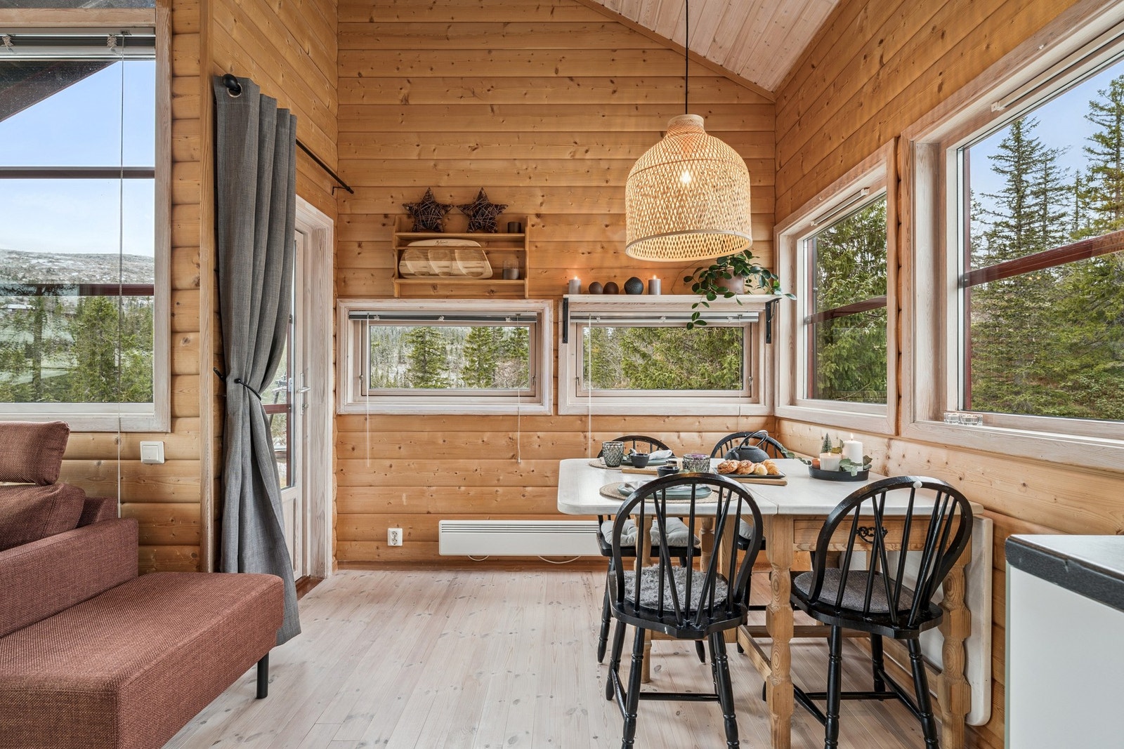 Spisestuedel med store vindusflater sikrer mye naturlig lys Galleribilde