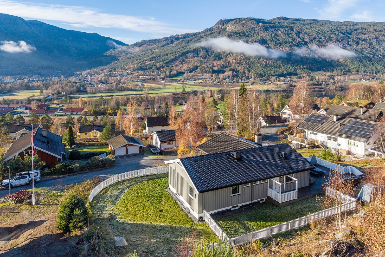 Solrik beliggenhet med utsikt over Nesbyen. Galleribilde
