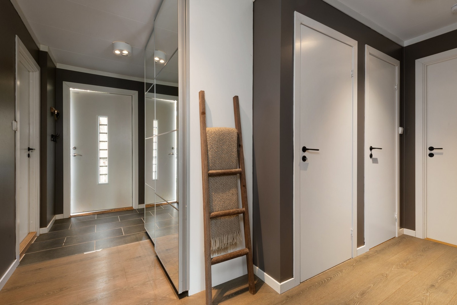 Flislagt og innbydende inngangsparti og gang. Galleribilde