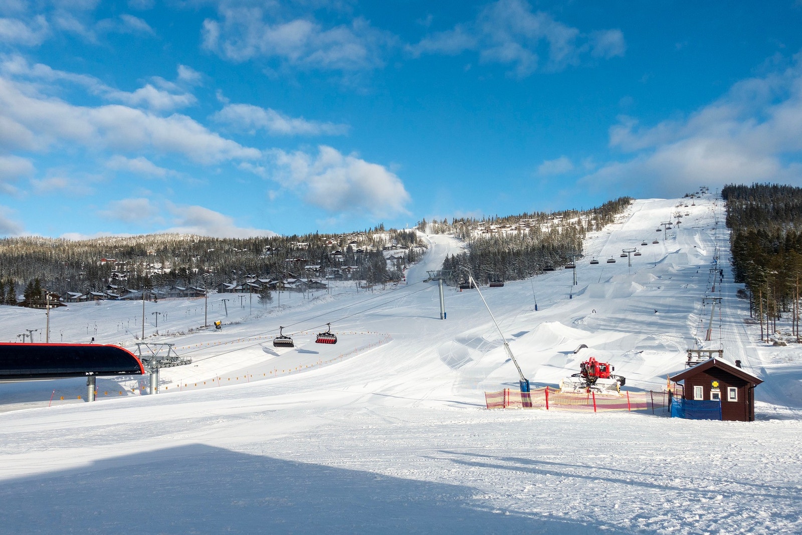 Nesfjellet Alpin - familievennlig skisenter med 15 nedfarter og 8 heiser. Galleribilde