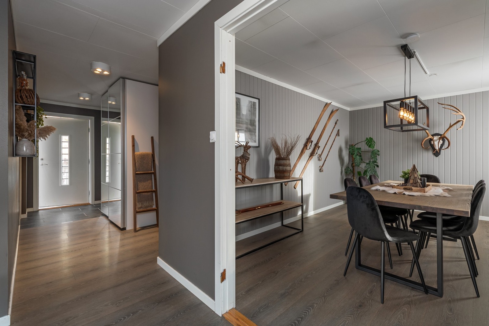 Videre innover finner man spisestue, stue og kjøkken i en delvis åpen løsning. Galleribilde