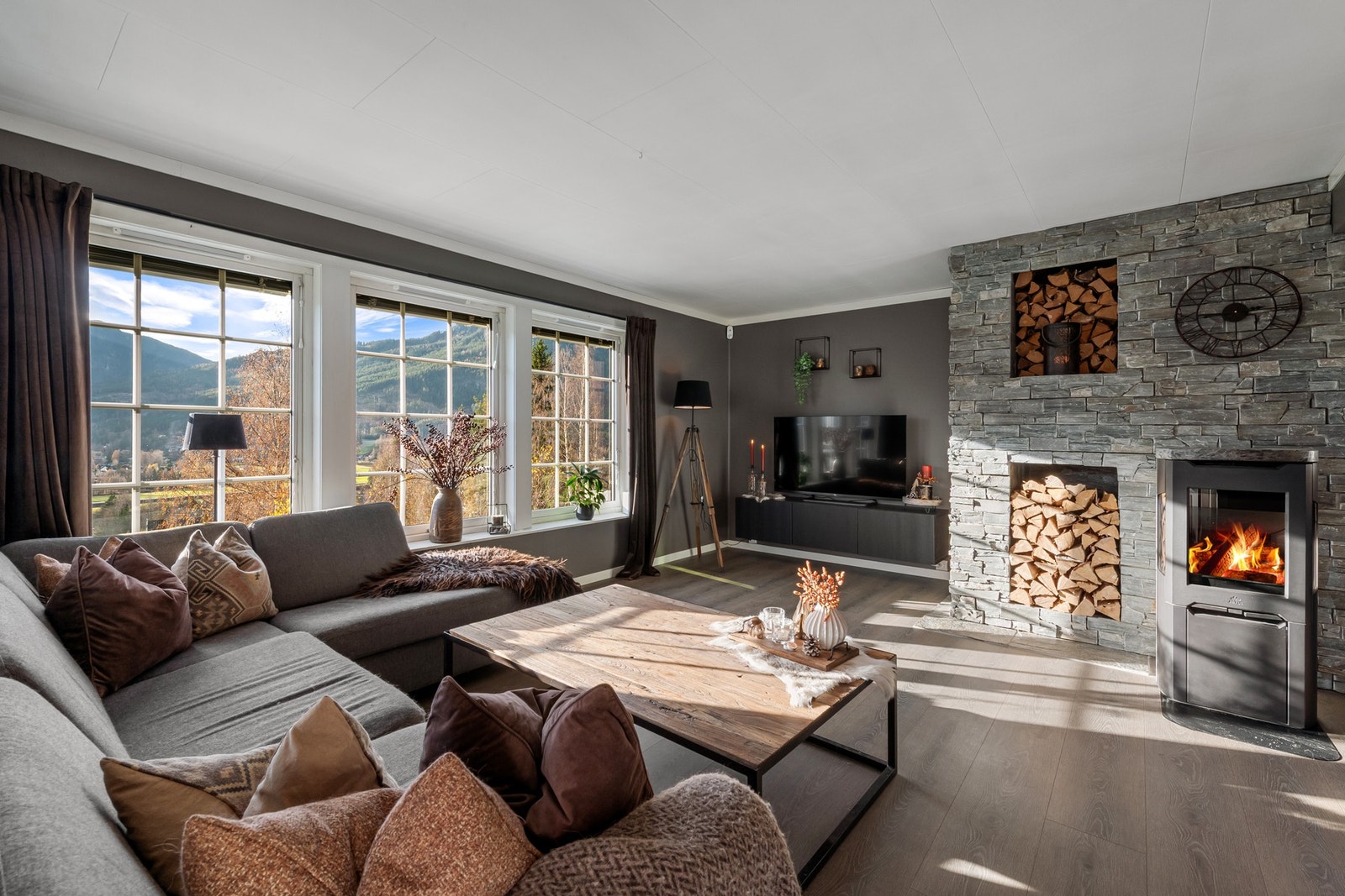 Koselig stue med dekorativ peis og murinnsats. Galleribilde