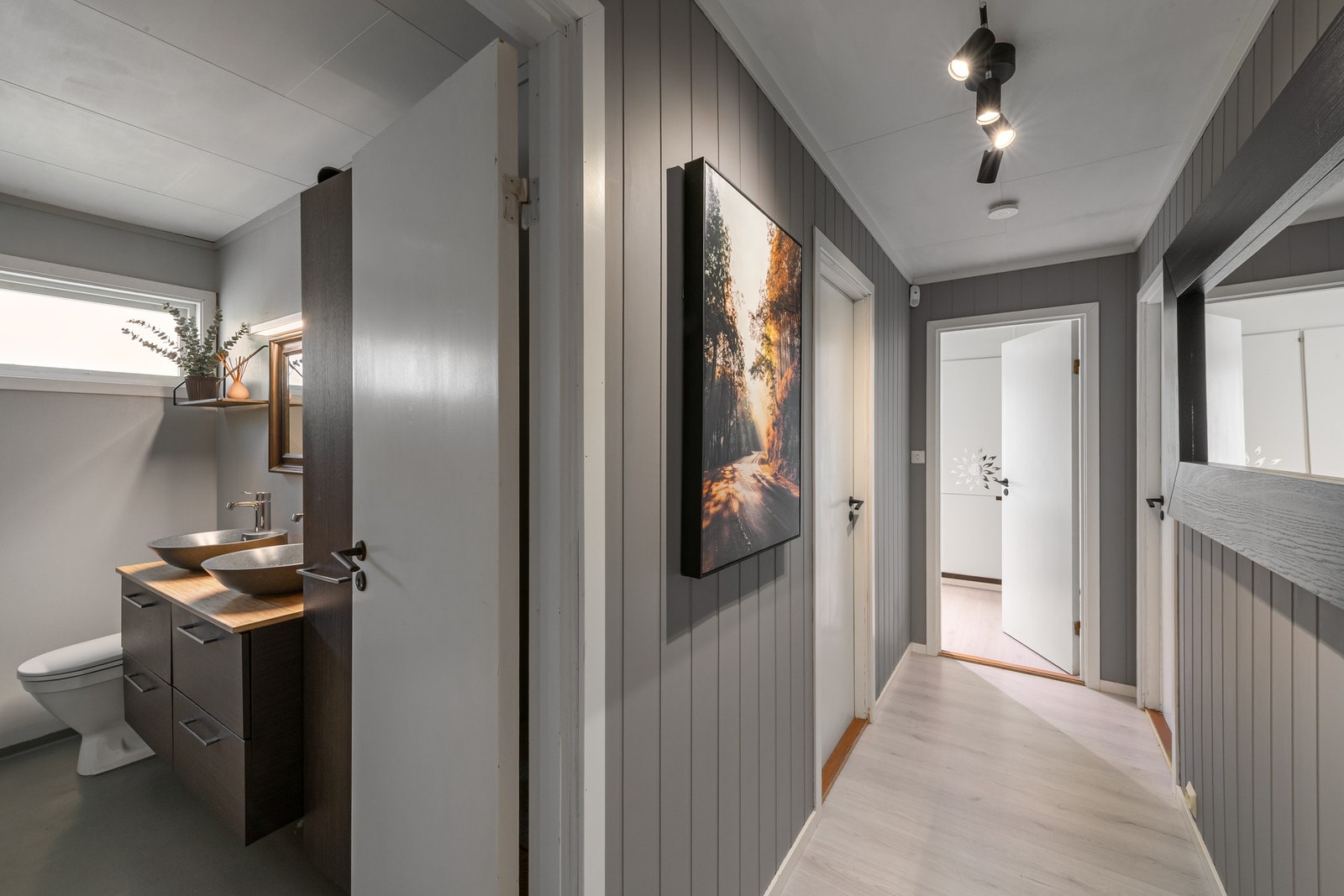 Det er tre soverom i hovedetasjen. Galleribilde