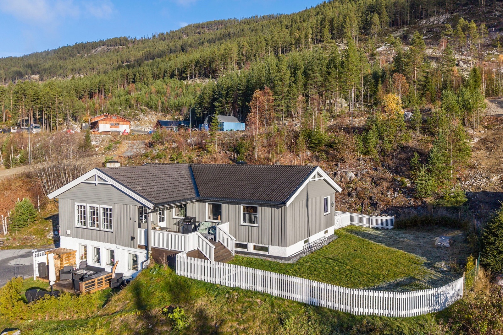 Boligen har dobbel garasje, hybel og fine uteområder. Galleribilde