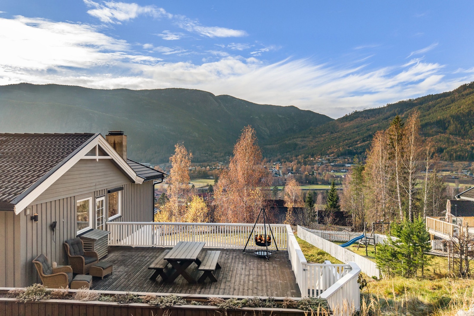 Stor terrasse over garasjen, rehabilitert i 2023. Galleribilde