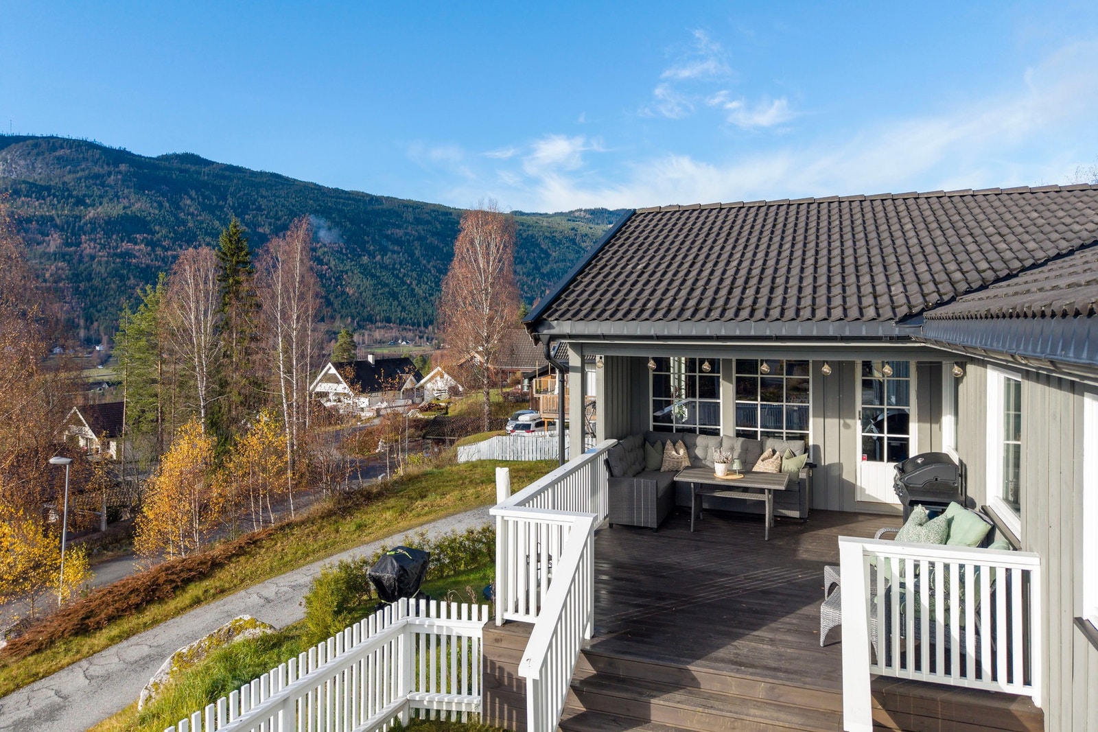 Liten og lun terrasse med utgang fra stuen. Galleribilde