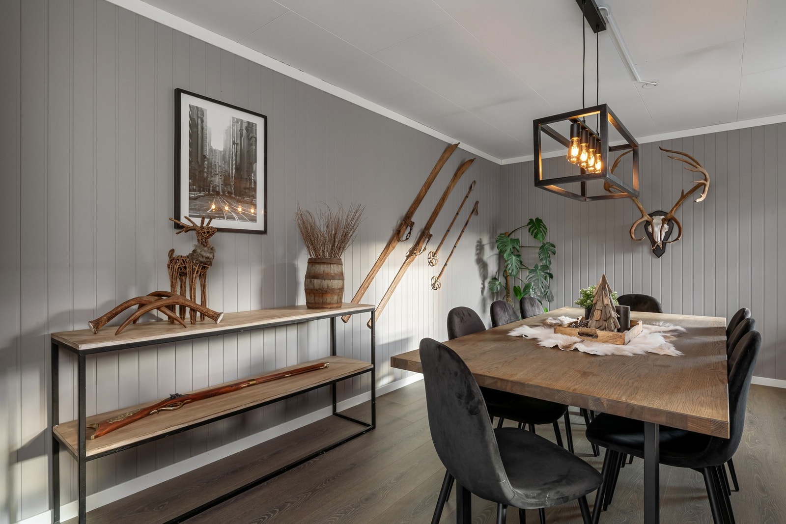 Spisestue i egen del. Galleribilde