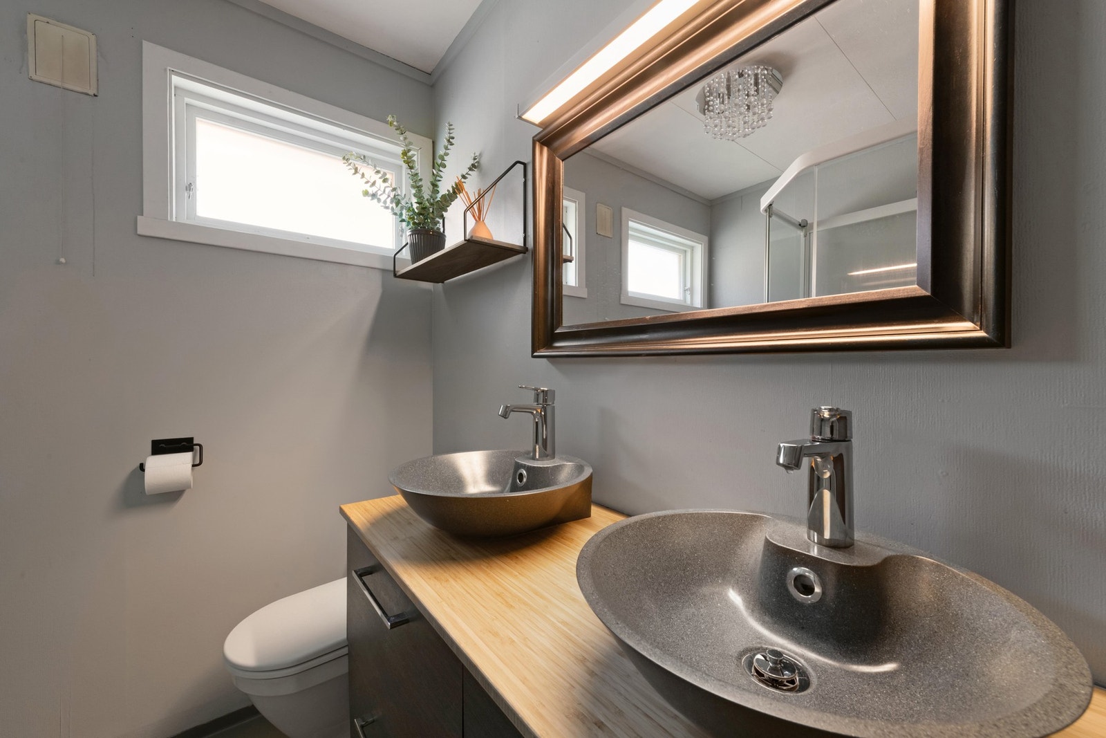 Badet har dobbel servant Galleribilde