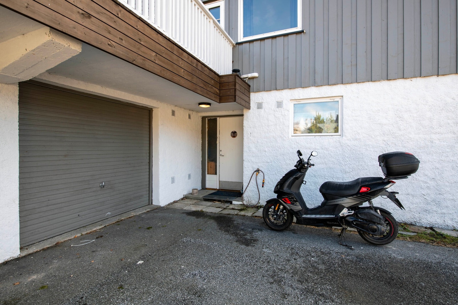 Hybelen har egen inngang på nedsiden av huset. Galleribilde