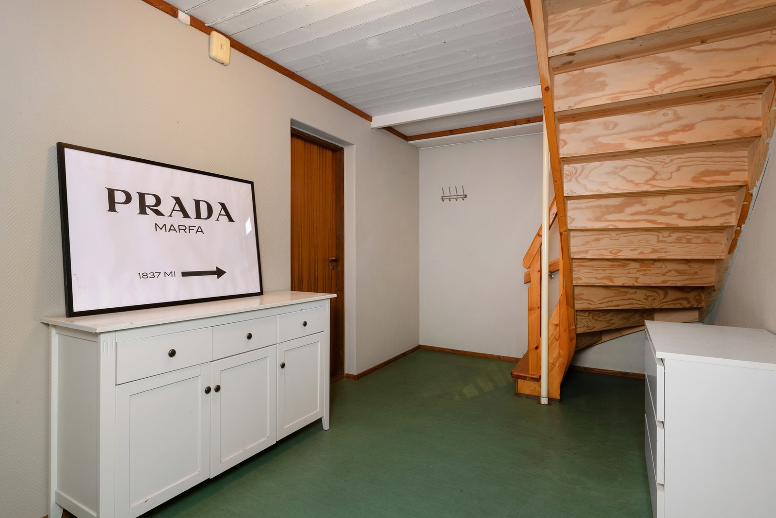 Romslig kjeller med flere rom. Galleribilde