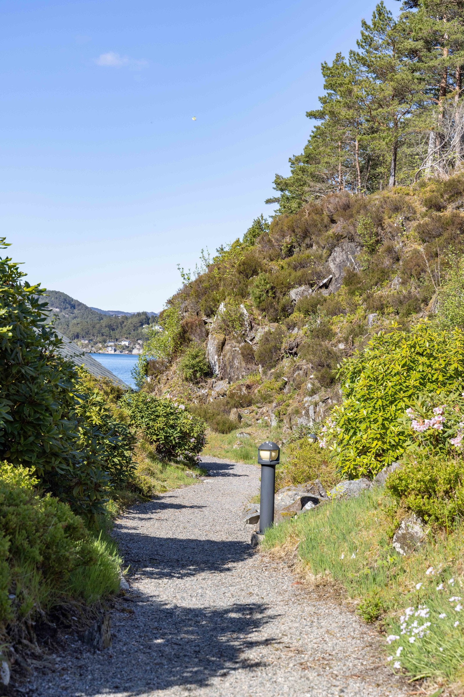 Vi følger den opplyste sti til naustet Galleribilde