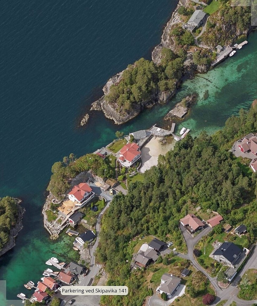 Du parkerer ved Skipavika 141, hvor du har flytebrygge og parkeringsplasser. Galleribilde