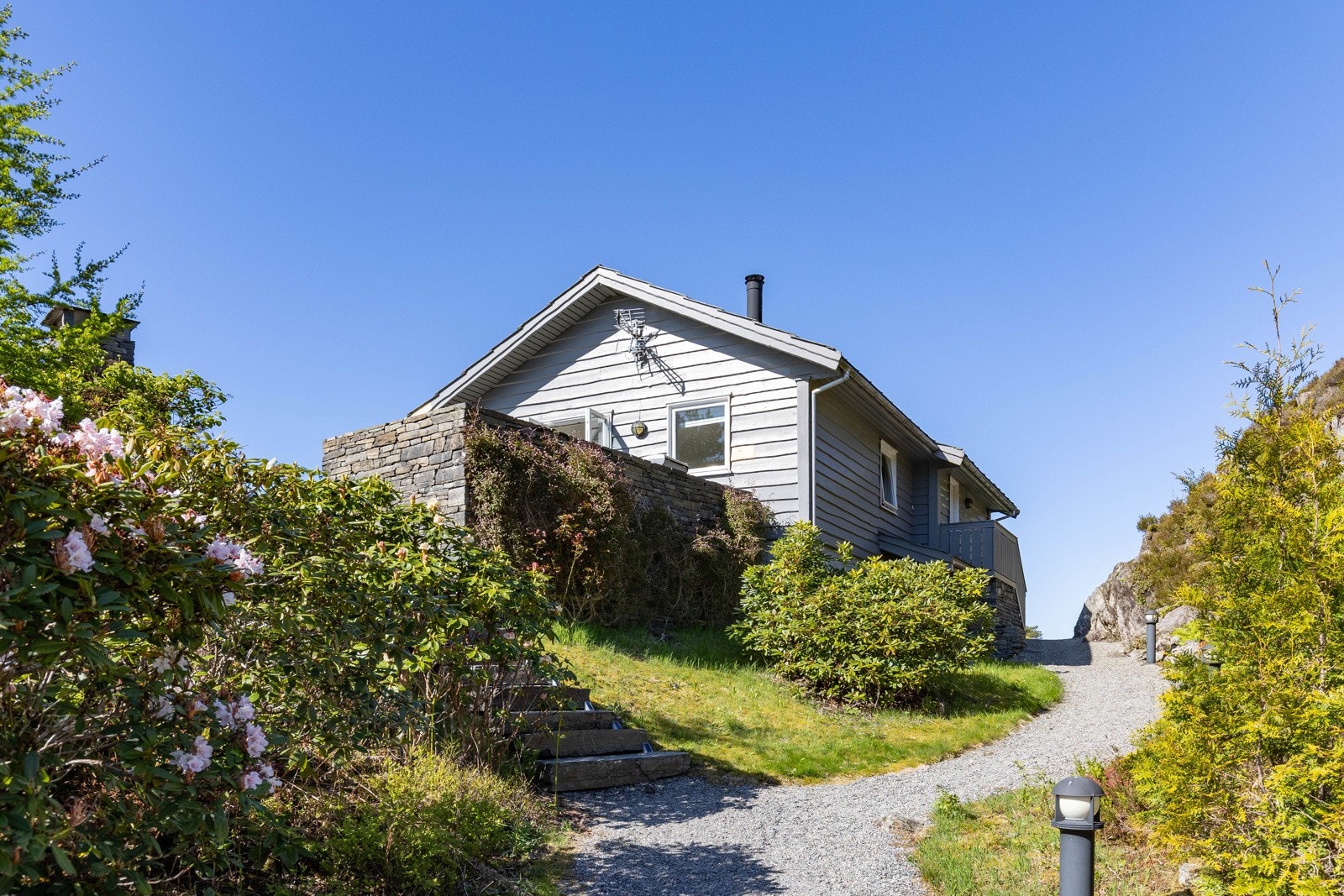 Huset har 5 soverom, to bad og uendelig med uteplass. Galleribilde