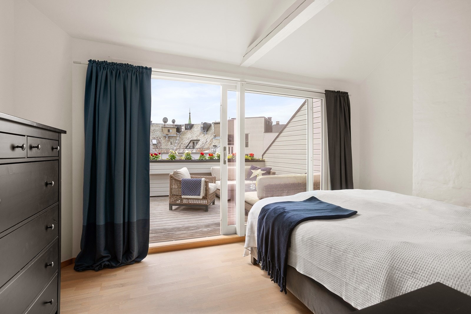 Soverom 1 er romslig, og har direkte utgang til takterrassen. Galleribilde