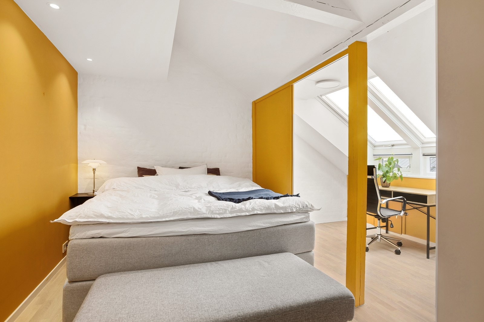 På soverom 3 har du god plass til dobbeltseng, nattbord og praktisk kontorløsning. I tillegg har du en fin "walk-in" løsning med masse plass til klær! Galleribilde