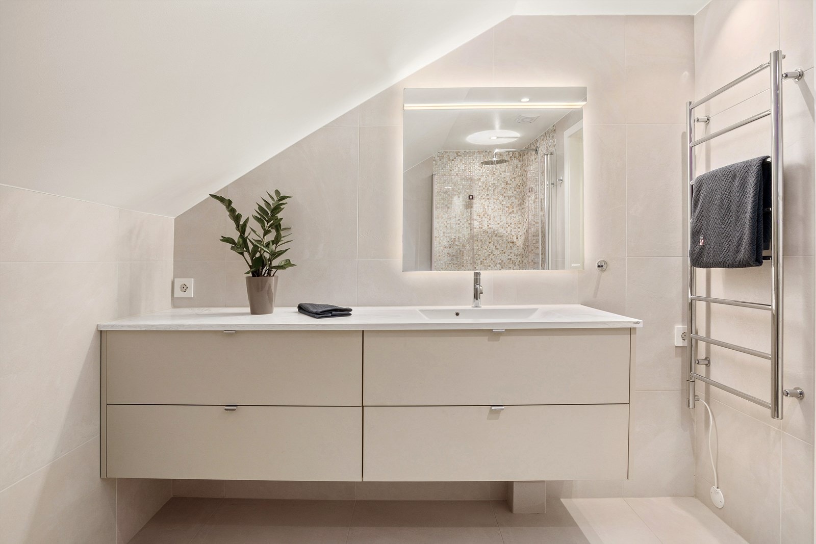 Dette baderommet ble totalrenovert og bygget om i 2022 Galleribilde