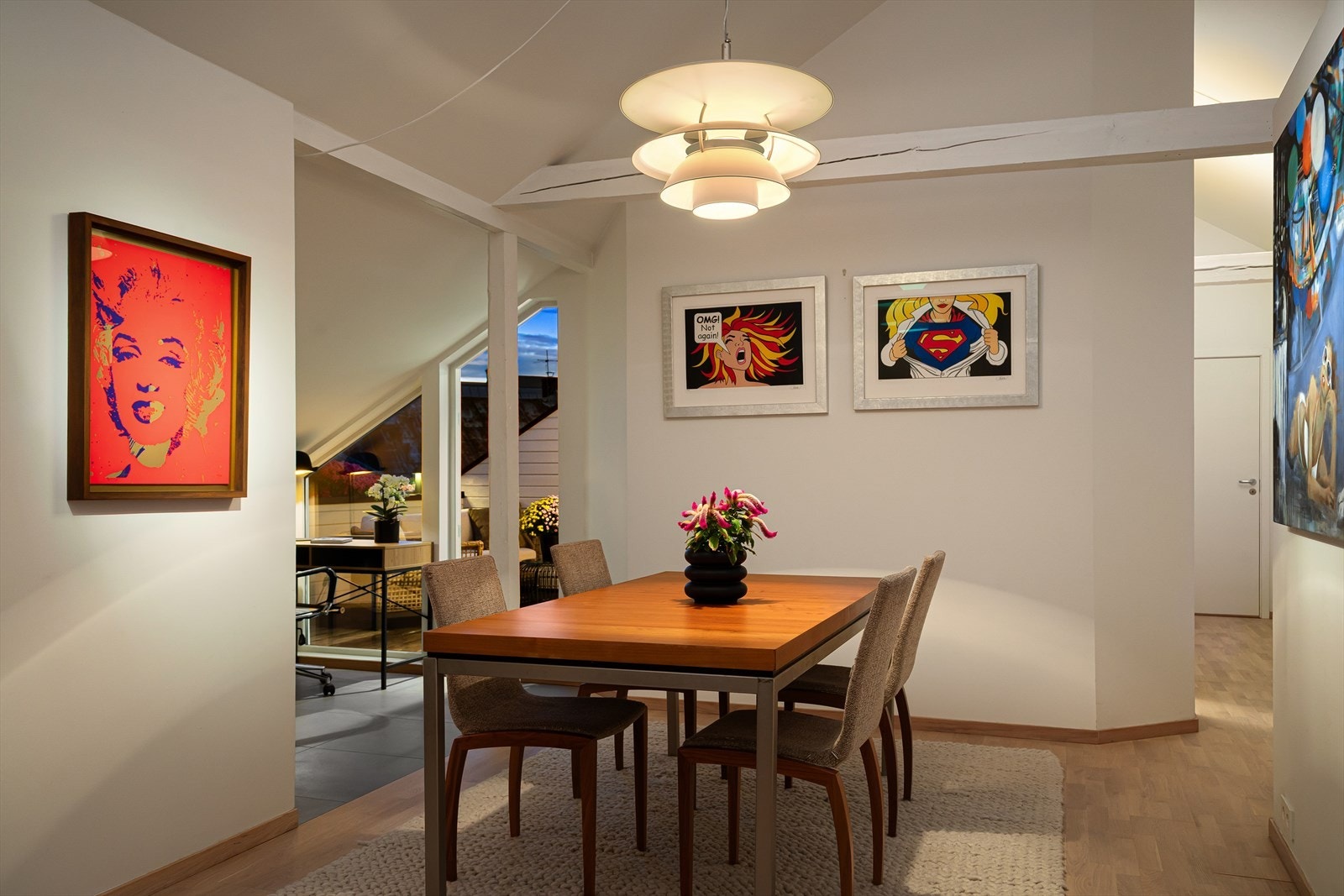 Leiligheten har flere soner, med god plass både til spisestue, egen spiseplass ved kjøkkenet, samt stue og uteplassen. Ettersom boligen har 4 soverom passer dette for den moderne familien, og det er god plass! Galleribilde