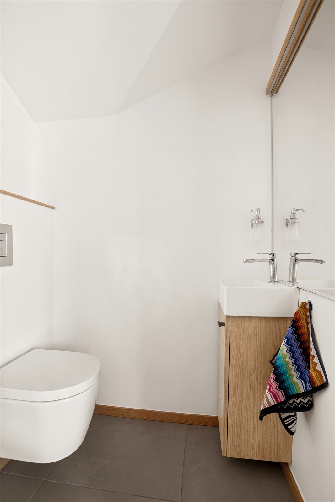 Separat toalettrom med adkomst fra entrè Galleribilde