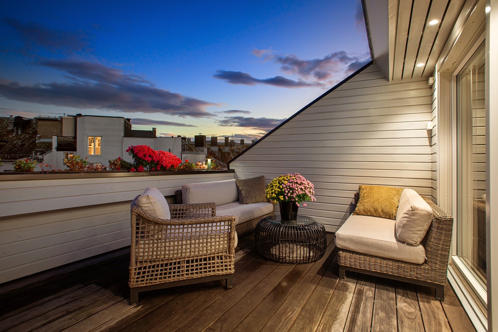 Dette er en stor og spennende toppleilighet, med en skjermet uteplass på hele 12 kvm. I tillegg har du lys fra alle kanter inne i leiligheten! Galleribilde