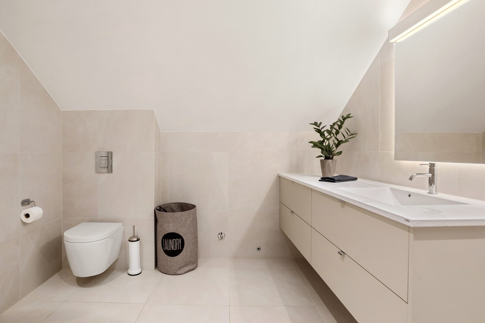 Leiligheten har 2 store og flislagte baderom Galleribilde