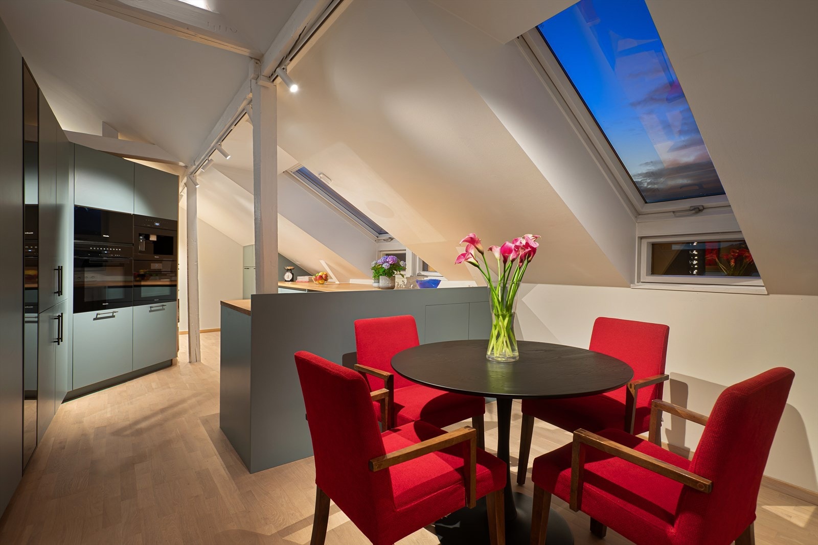 Tidløs og pen kjøkkeninnredning fra Rotpunkt med glatte fronter og heltre benkeplate. Her er det ikke spart på noe, og spesielt hvitevarene fra Miele er det investert ekstra i. Galleribilde