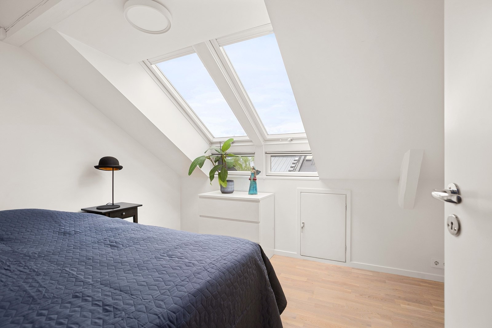 Soverom 4 er også av god størrelse, med mye lys. Alle soverommene ligger skjermet til, og uten innsyn! Galleribilde