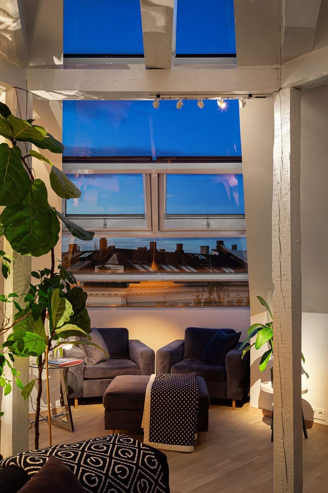 Leiligheten har flotte lysforhold og nydelig utsikt i flere himmelretninger, både dag og kveld. Må oppleves! Galleribilde