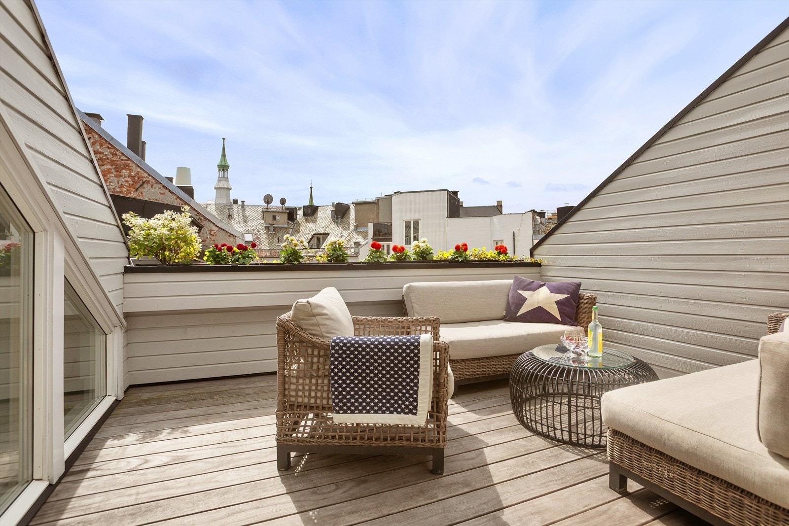 Takterrassen er på hele 12 kvm og har utgang fra både soverom og stue. Den ligger skjermet til, omtrent uten innsyn. Galleribilde