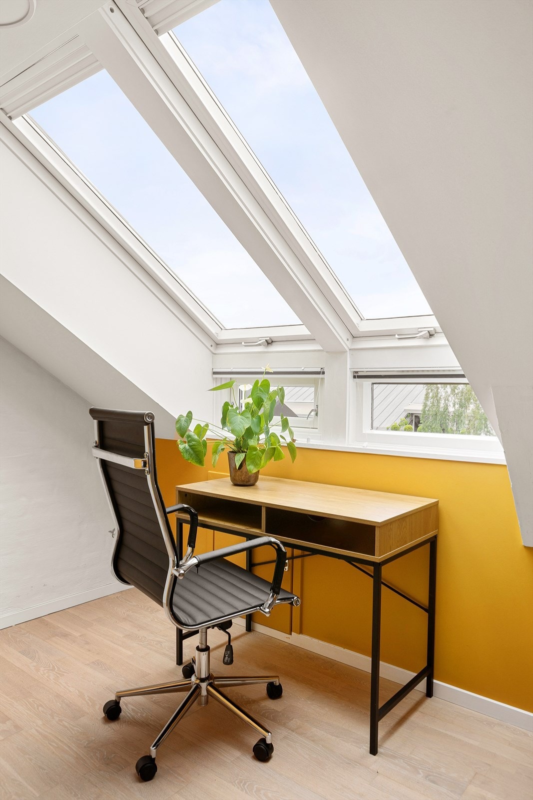 Kontorløsning på soverom 2, der du i tillegg har flott utsikt mot Oslo vest. Galleribilde