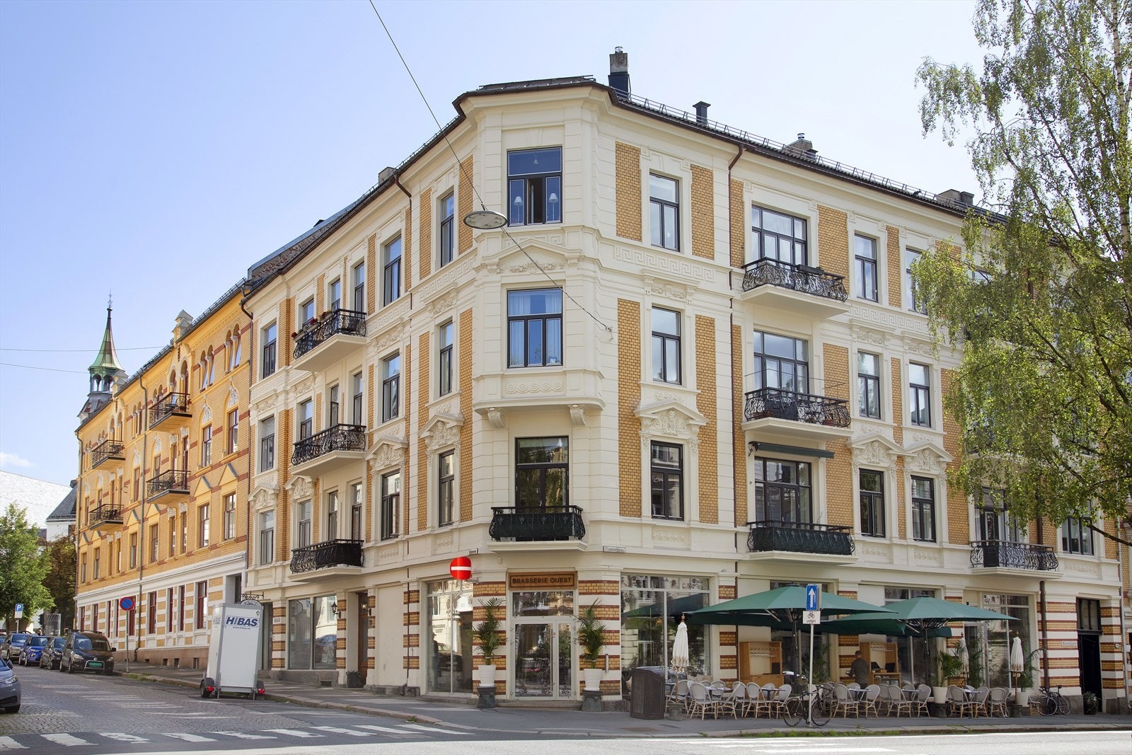 Leiligheten ligger i et veletablert område, bestående av pene og klassiske bygårder Galleribilde