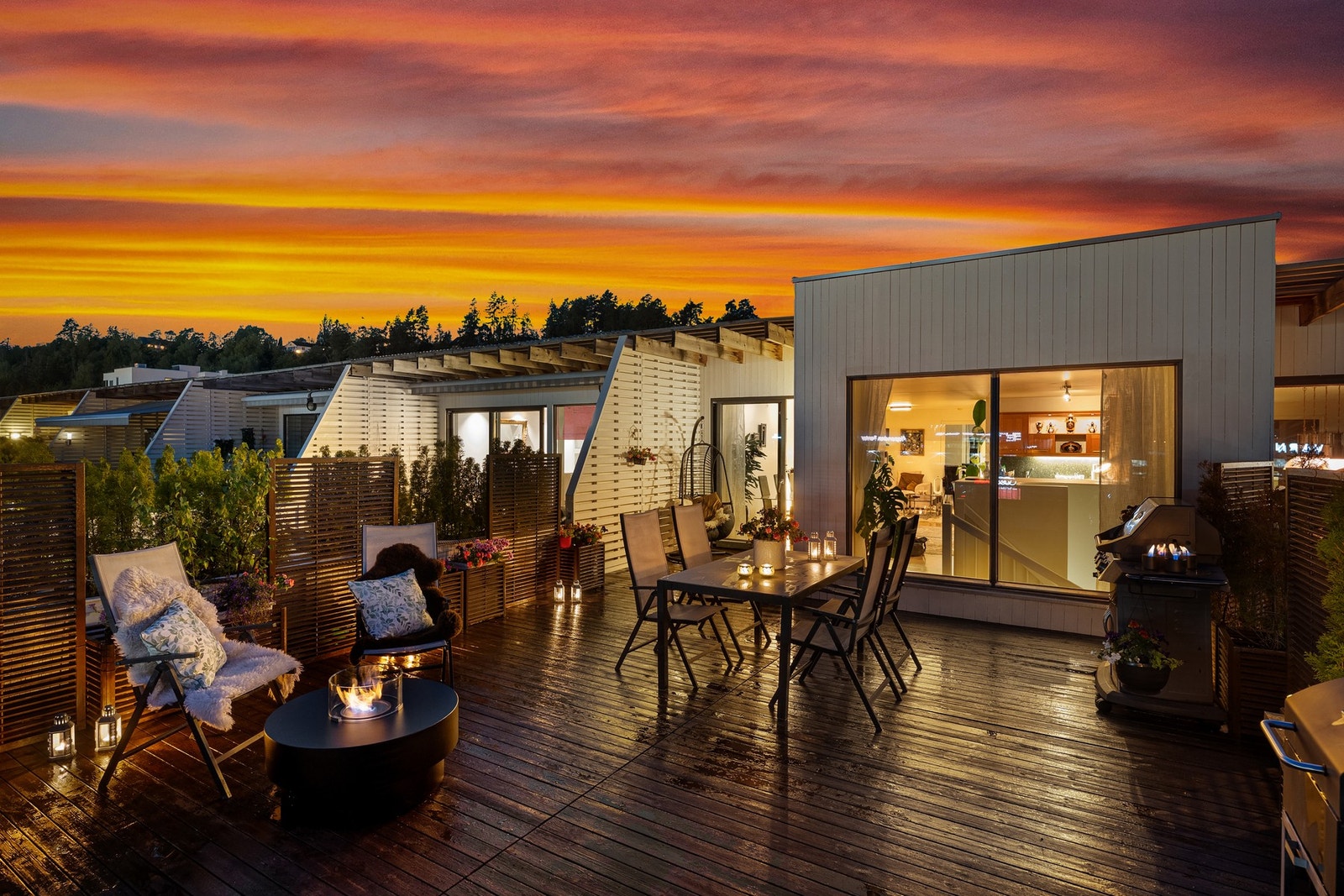 Leiligheten har en stor terrasse med sol hele dagen! Galleribilde
