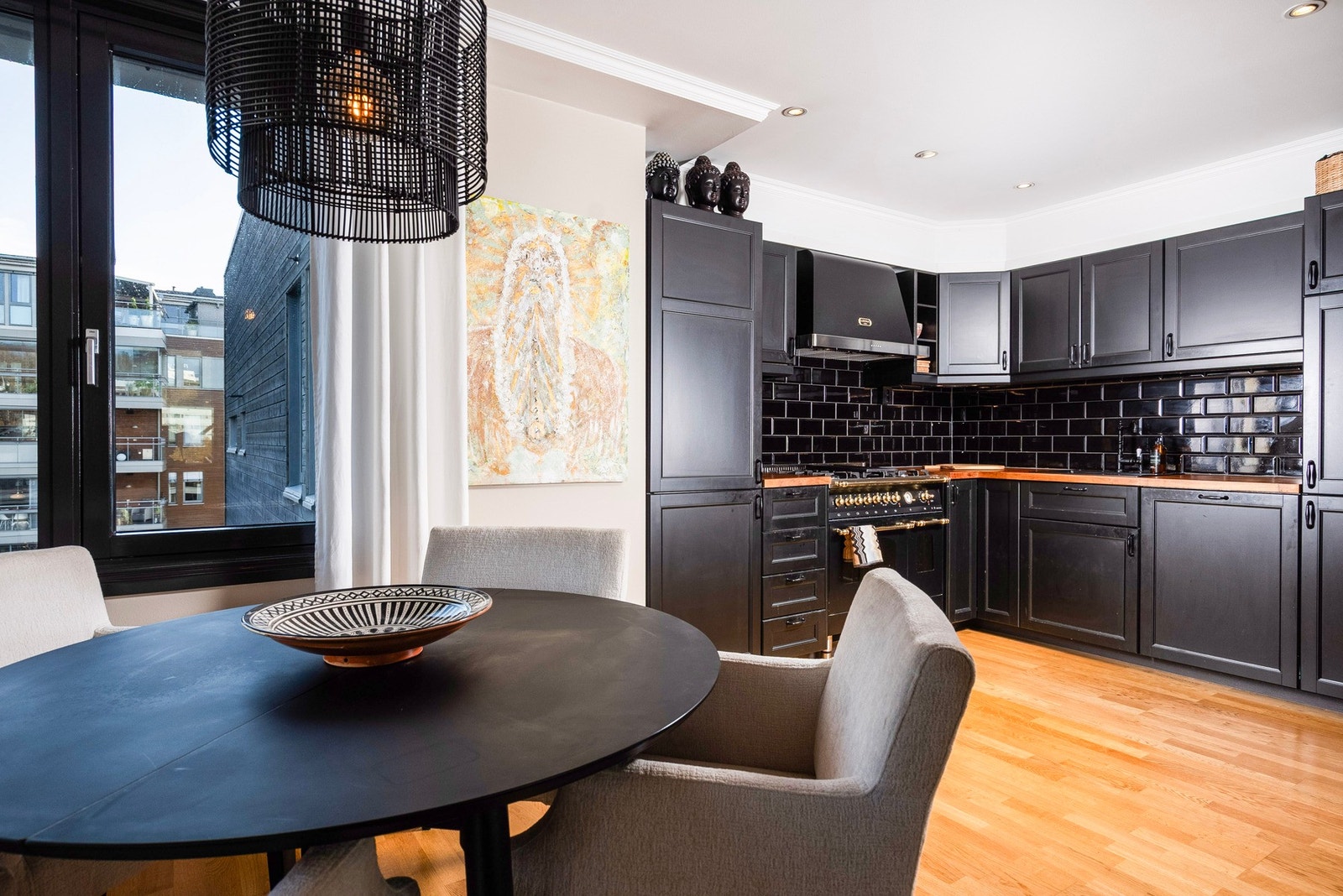 Moderne mørkt kjøkken med profilerte fronter og alle hvitevarer integrert Galleribilde