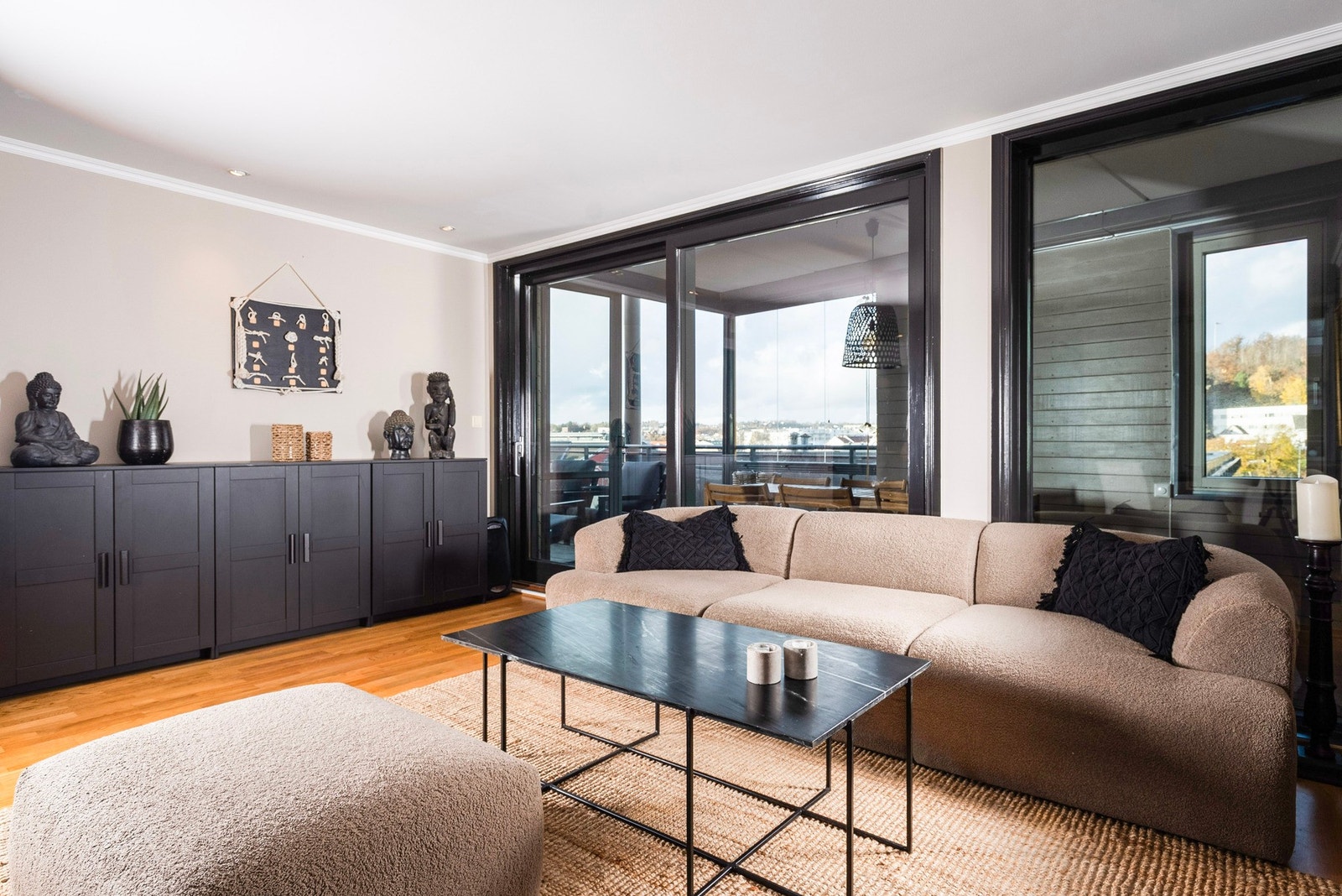 Store vindusflater vender ut mot utsikten og den innglassede balkongen - her får du rikelig med naturlig lys og et luftig rom som føles i ett med omgivelsene Galleribilde