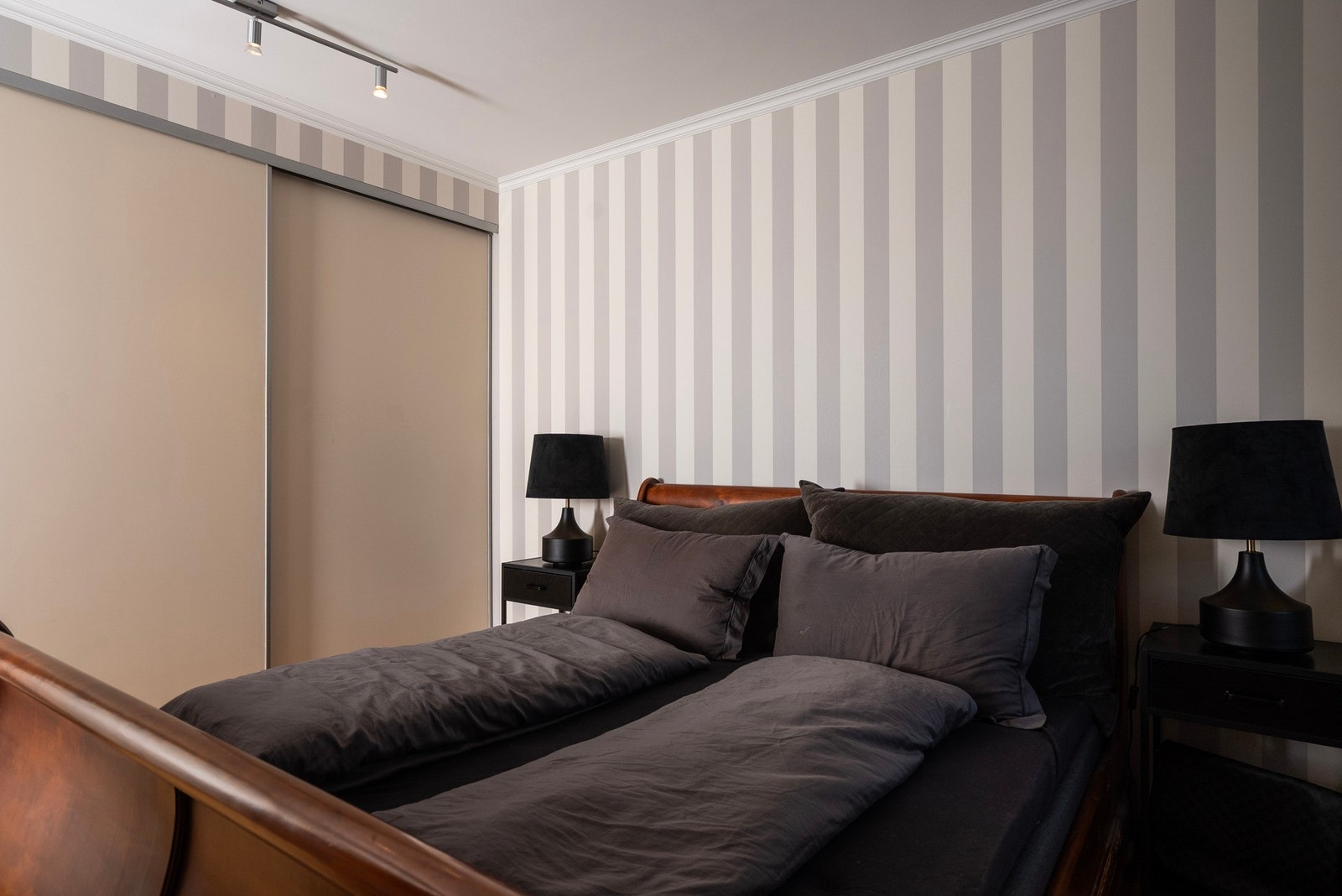 Romslig skyvedørsgarderobe for enkel og ryddig oppbevaring Galleribilde