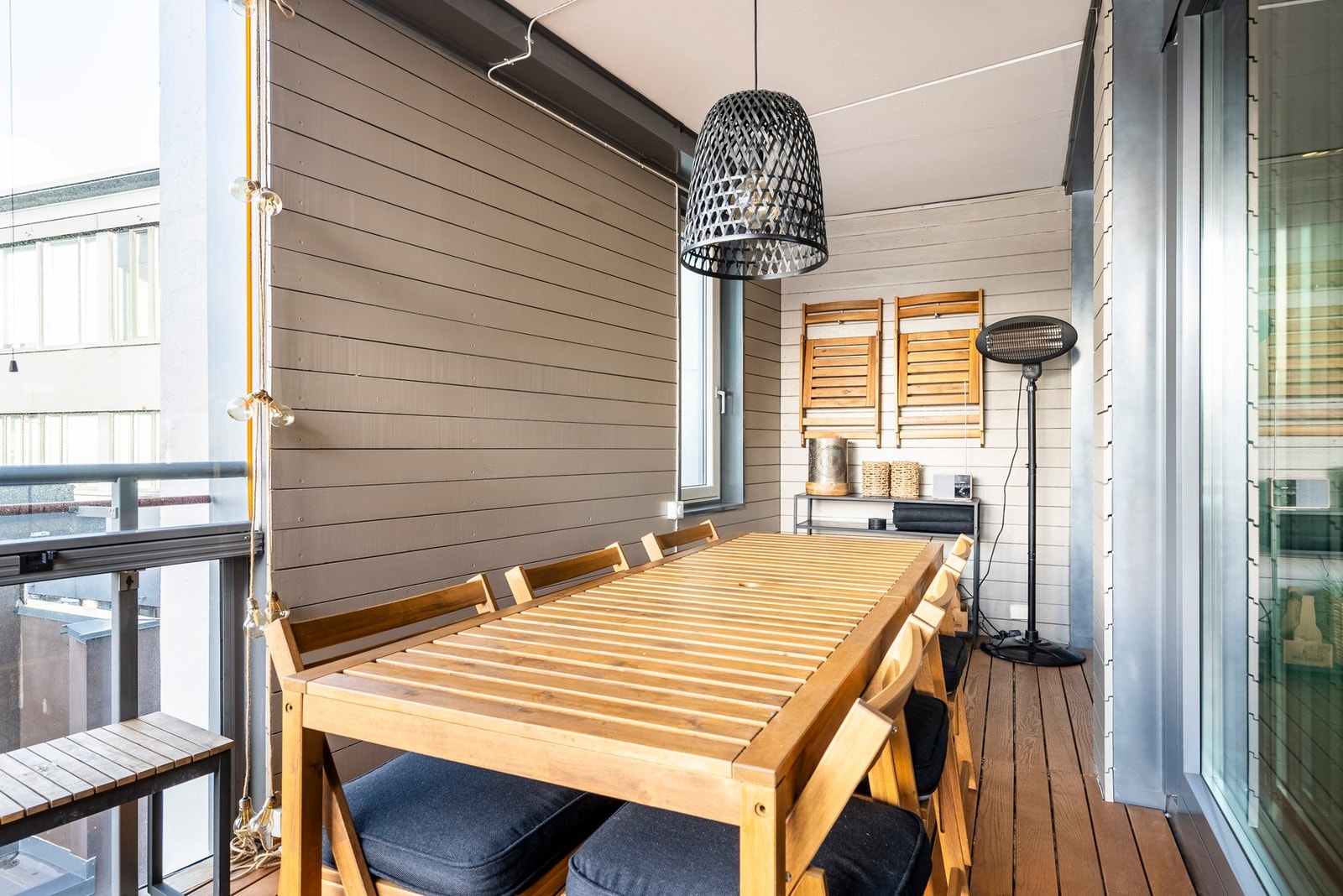 Et skjermet område å benytte seg av og nyte utsikten selv om det er litt ruskete vær Galleribilde