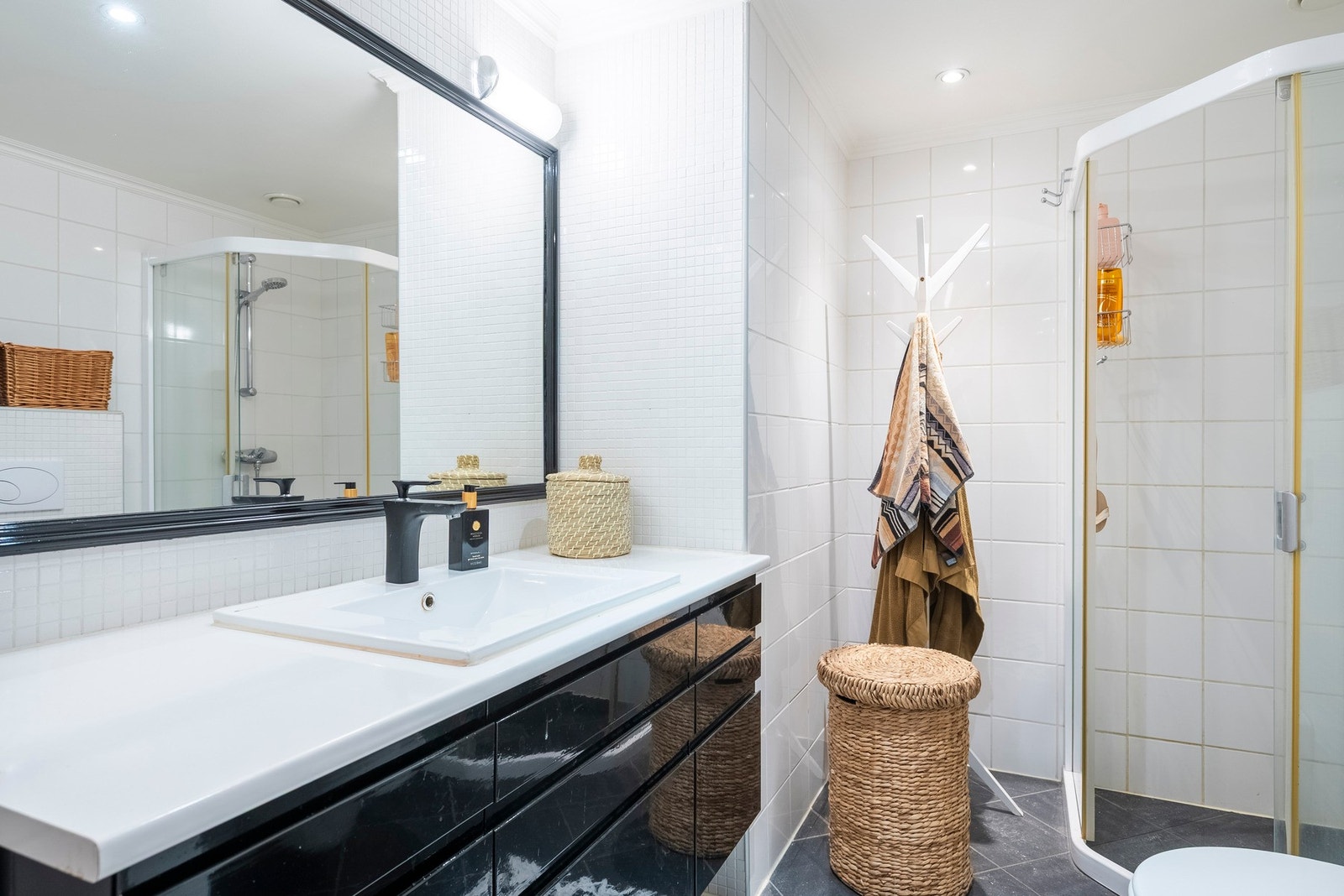 Lekkert flislagt bad Galleribilde