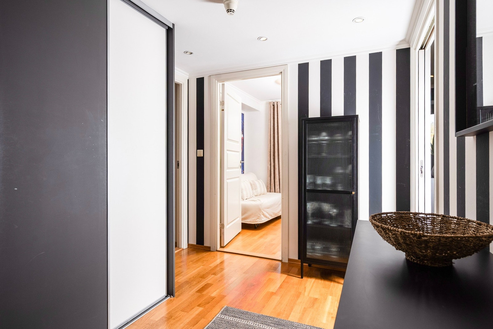 Romslig hall med garderobe og inngang til innv. bod. Galleribilde