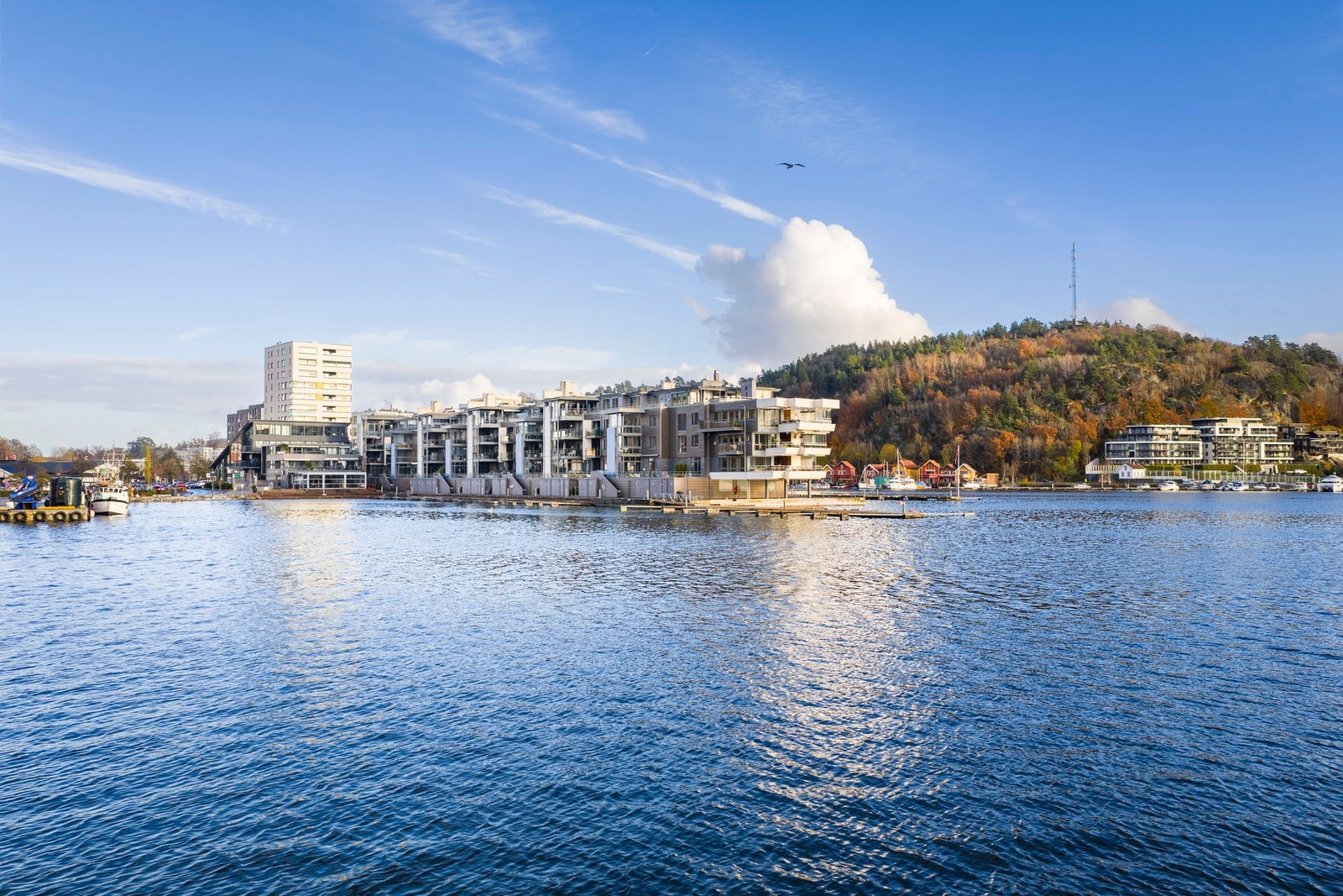 Boligen har en fin beliggenhet i 4. etasje og har deilig båtplass like nedenfor og garasjeplass i kjeller Galleribilde